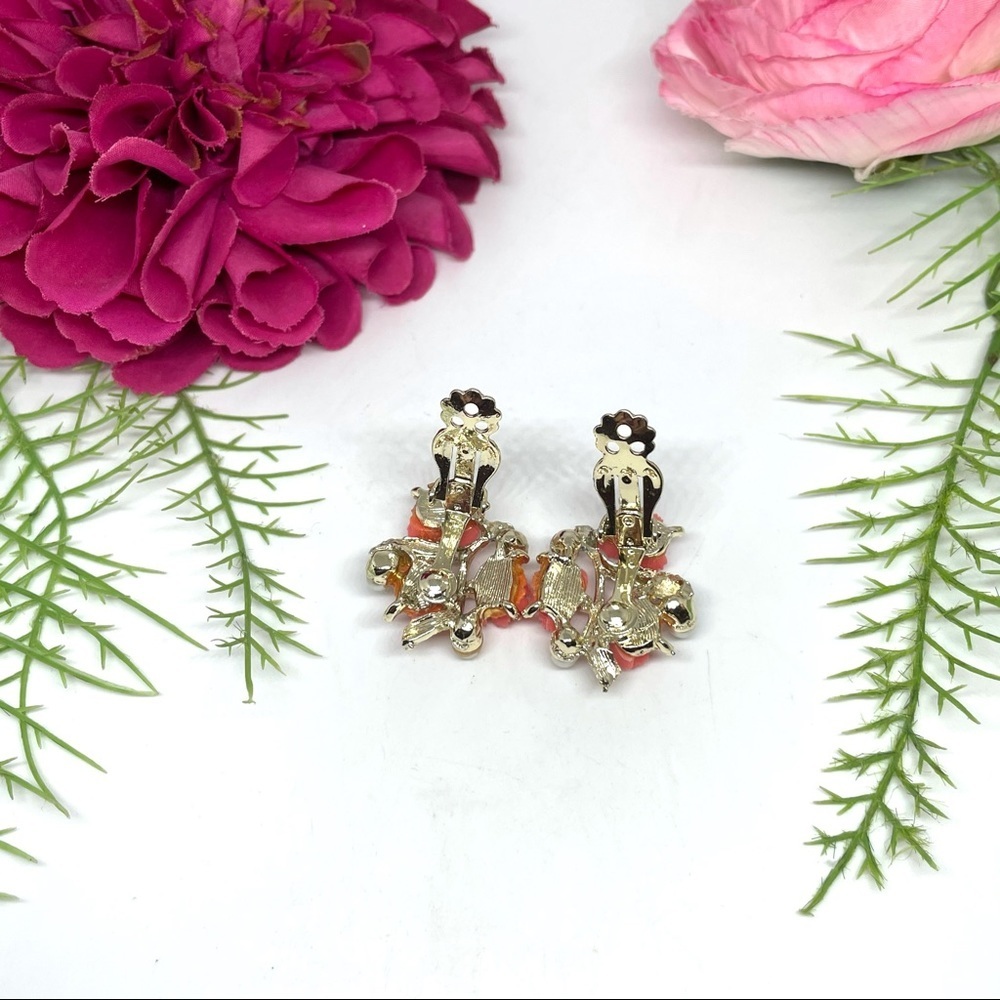 VINTAGE⚜️Carved Flower & Pearl Cluster Clip Earrings - Picture 6 of 7